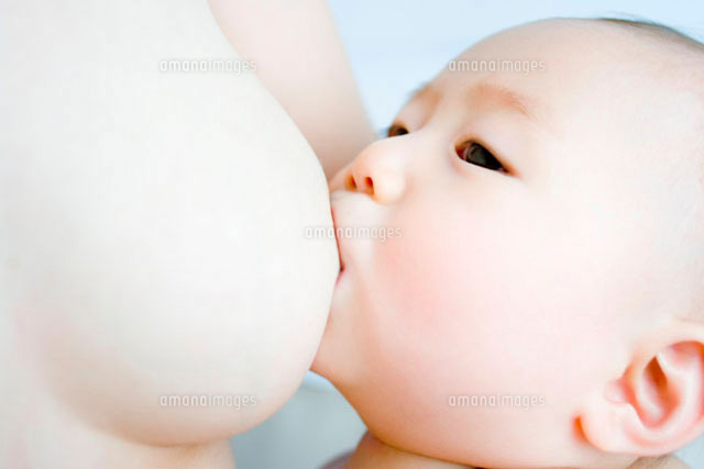母乳 を 飲む 赤ちゃん