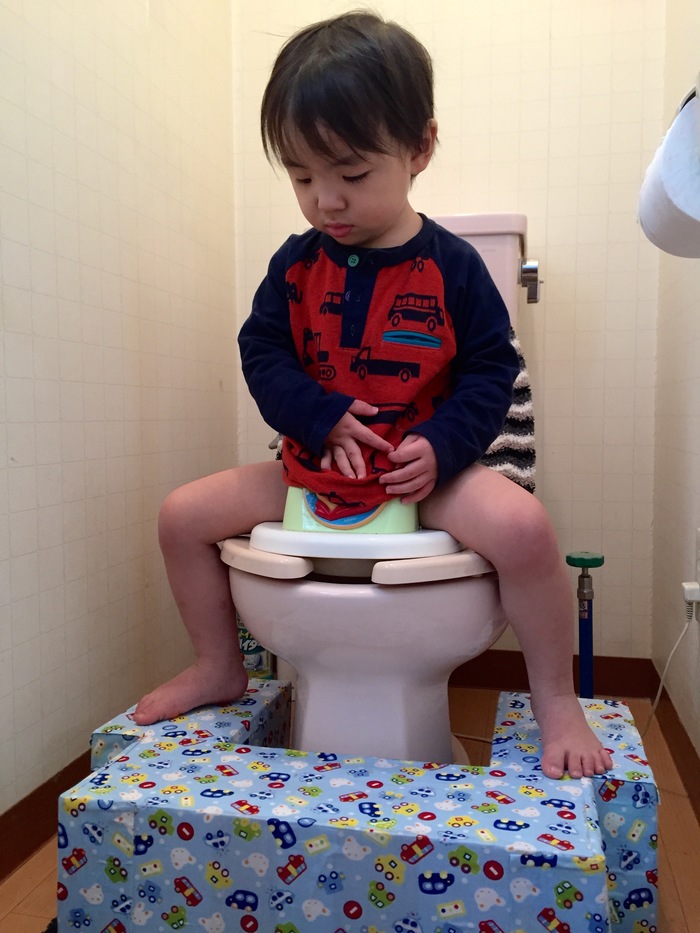 男の子 トイレ トレーニング 立っ て
