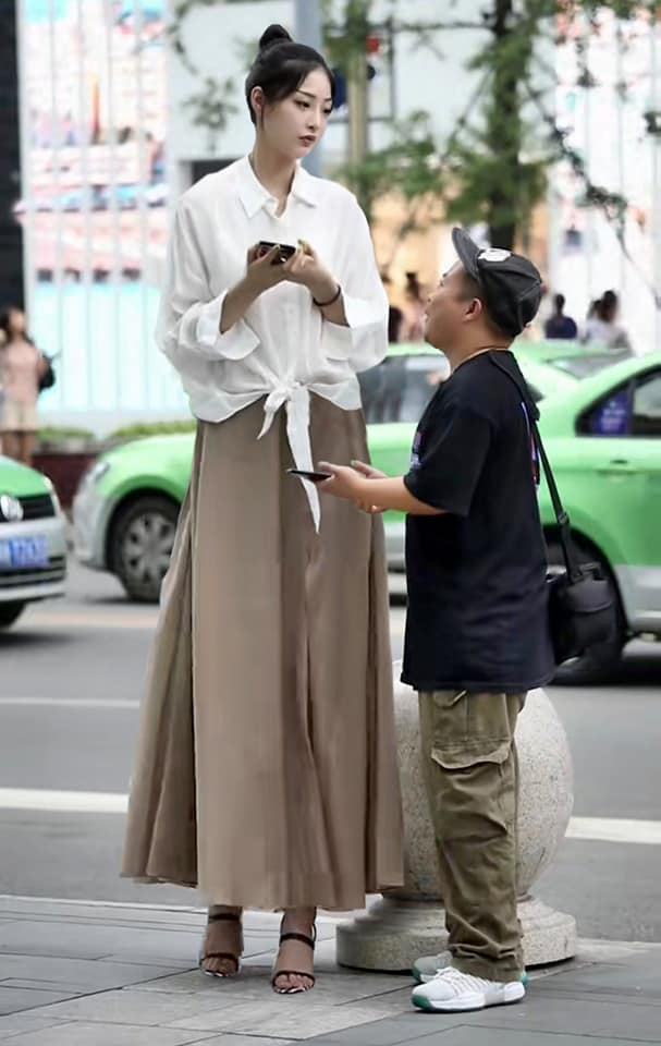 背 の 高い 女性